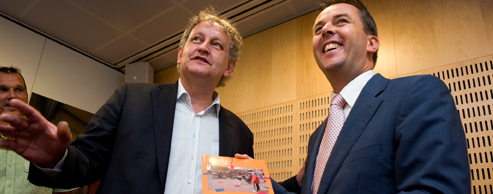 Overhandiging aan Minister van de Laan